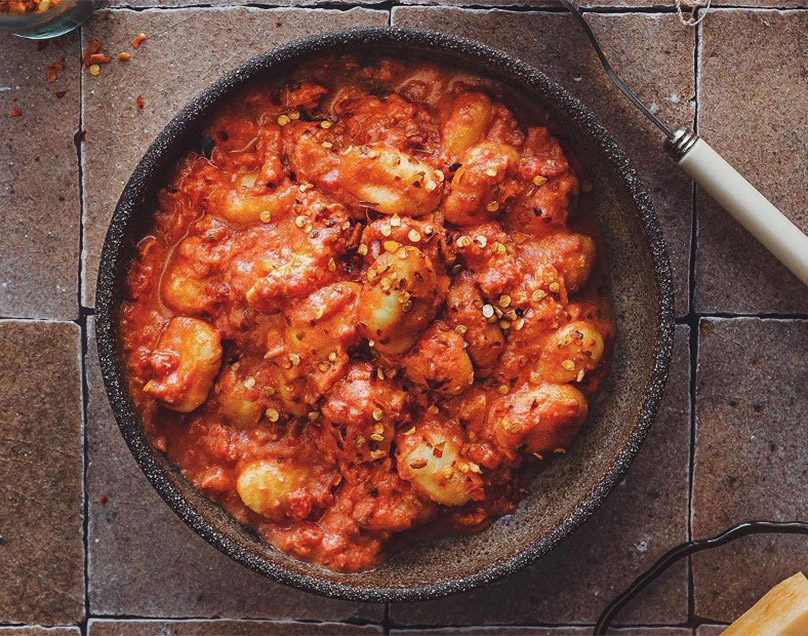 ΝΙΟΚΙ ΜΕ ΠΛΟΥΣΙΑ ΣΑΛΤΣΑ ΤΟΜΑΤΑΣ ΚΑΙ ΜΠΟΥΚΟΒΟ