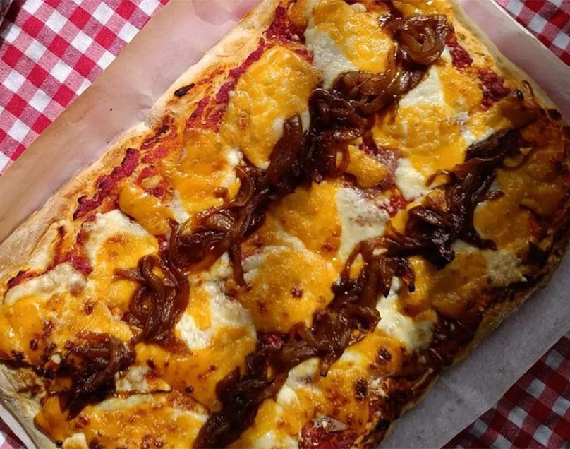 PIZZA ΜΕ ΤΥΡΙΑ ΚΑΙ ΚΑΡΑΜΕΛΩΜΕΝΑ ΚΡΕΜΜΥΔΙΑ